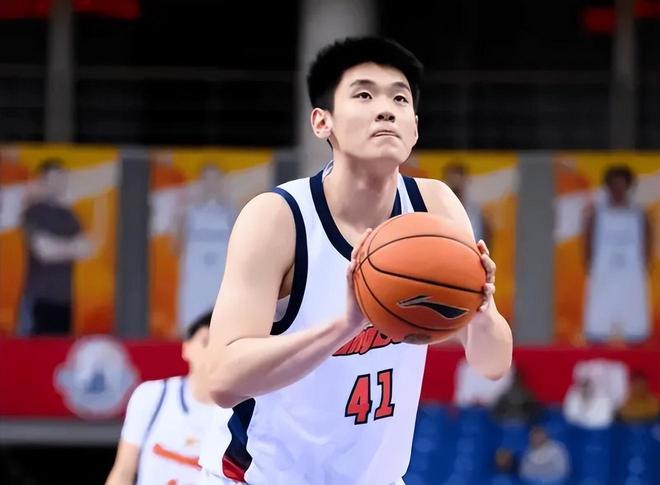 一扫输广厦阴霾！山东U19男篮25分大胜福建，王证独砍25分，三人得分上双，团队篮球打出亮眼表现