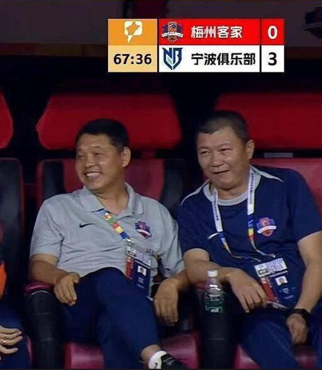 黎姿大变样!剪短卷发穿条纹西装,褪去港星滤镜,活成豪门女总裁