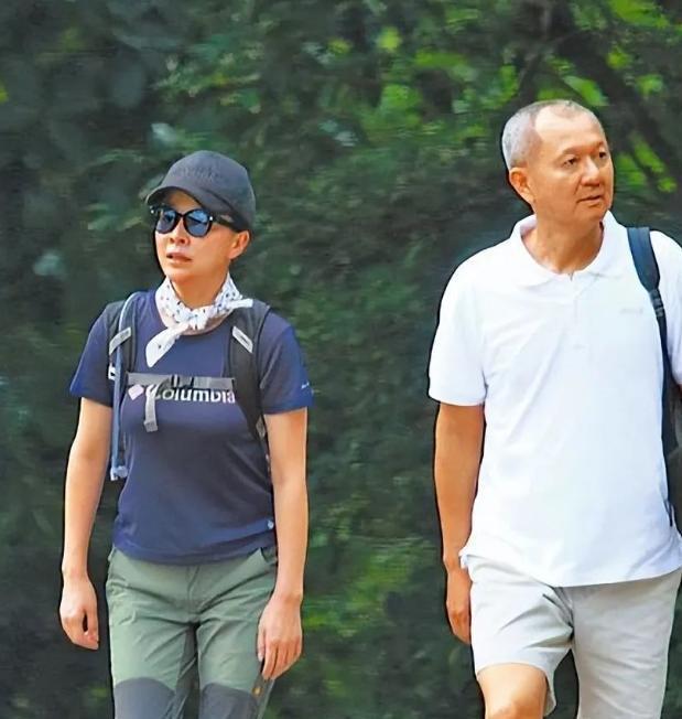 吴谨言三亚冲浪被路人偶遇,没助理没保镖,陪老公穿成这样去度假,私下真实状态曝光