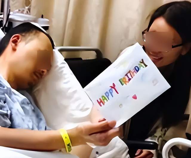温兆伦每天下午三点半拎着保温杯站在小区门口，等他女儿放学