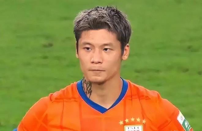 重庆铜梁龙2:3不敌上海海港六轮不胜，向余望点球破门莱昂纳多梅开二度