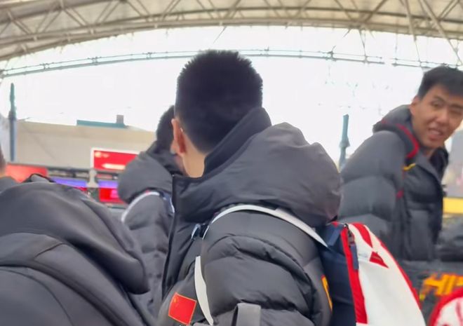 错失三绝佳机会！拉菲尼亚遭巴西球迷网暴，安帅选人面临压力