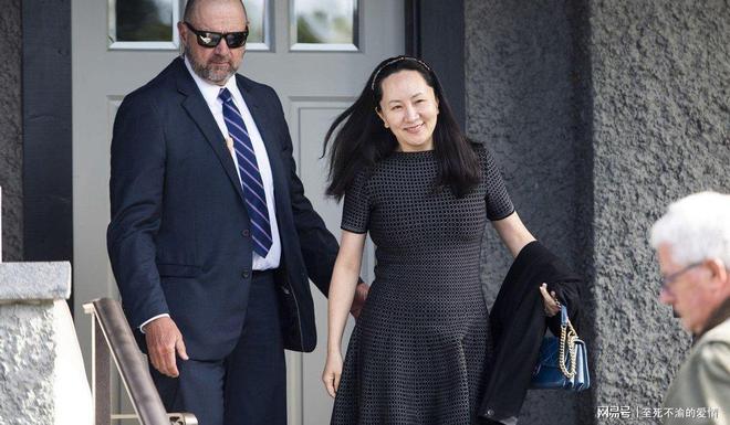 杨乐乐11岁儿子现身，眼神举止异常引热议，网友建议汪涵练小号
