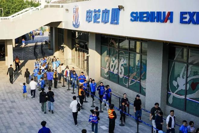 450度回旋踢对战武术冠军，人形机器人真打全程无预设