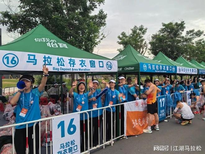 炸裂！亚航排泄事件后续：阿姨自曝原因，目击乘客发声，厕所就在5米远