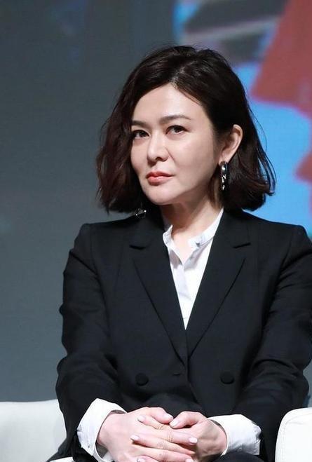 18岁少女、单反、击败温网冠军：塔格尔夺得巡回赛首冠