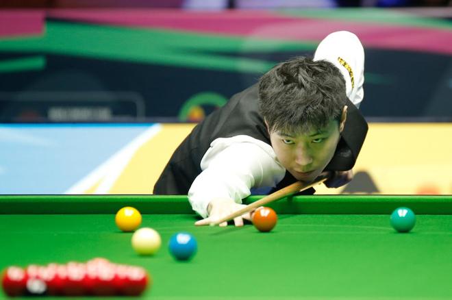 四国邀请赛再尝败绩，山东男篮69‑79输给澳大利亚骑士遭遇两连败，高压之下投篮失准失误扎堆，跟不上节奏，阵地进攻手段单一亟待改善