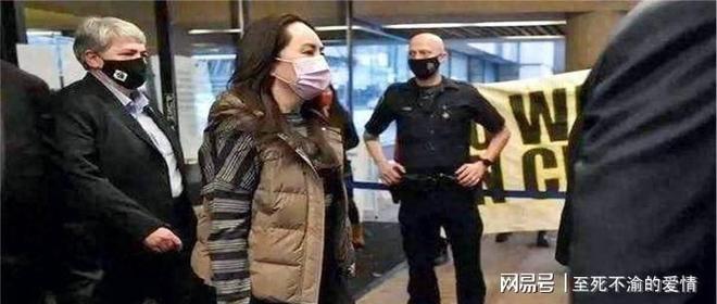 杨乐乐11岁儿子现身，眼神举止异常引热议，网友建议汪涵练小号