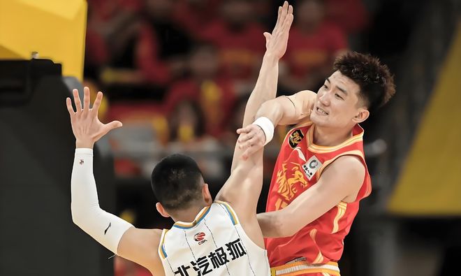 “钢铁洪流”遇上“智能蜂群”凭什么不落败？