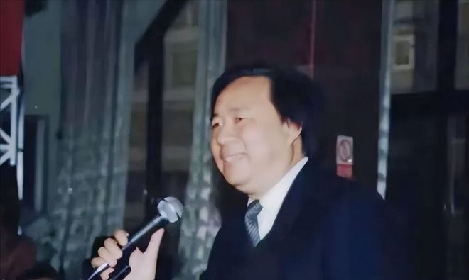 细雨难挡球迷热情！楚超联赛现场亲子观赛氛围浓
