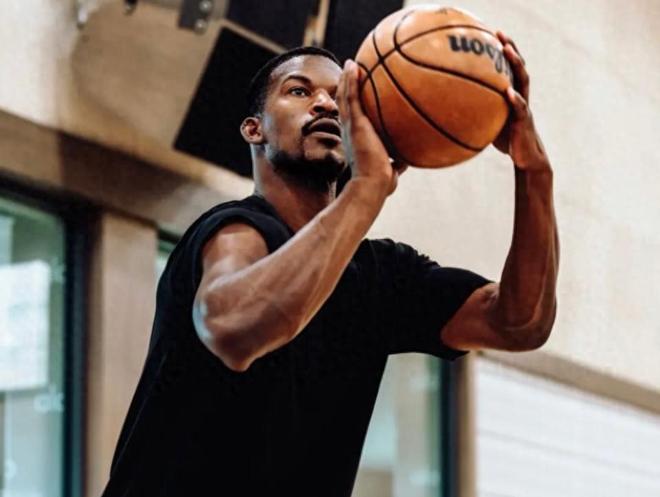 杨瀚森高效13+4+4引热议!外媒盛赞判若两人 调侃他能拿MVP