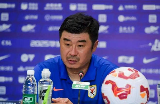重庆铜梁龙2:3不敌上海海港六轮不胜，向余望点球破门莱昂纳多梅开二度