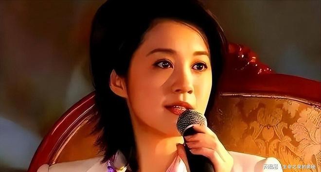 中国男篮队宣布本期集训人员调整：运动员高诗岩（山东高速）、冯傲（新疆广汇）返回各自俱乐部；增补胡明轩（广东宏远）加入本期集训