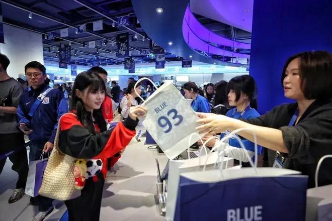 450度回旋踢对战武术冠军，人形机器人真打全程无预设