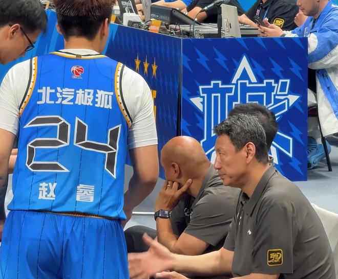杨鸣：杜锋一直肩扛压力顶着球队前进，每个教练员都值得尊重