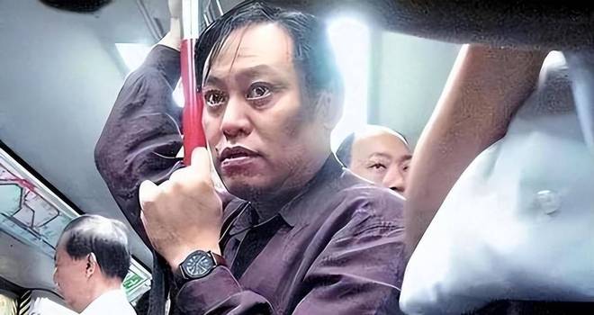 英格兰两大亿元先生干架 切尔西新援被踢倒后怒推+狂喷阿森纳铁腰