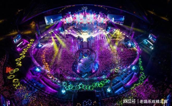 C罗2万人前亲吻沙特国徽！高举沙特围巾 名记：他愿意重返葡萄牙队