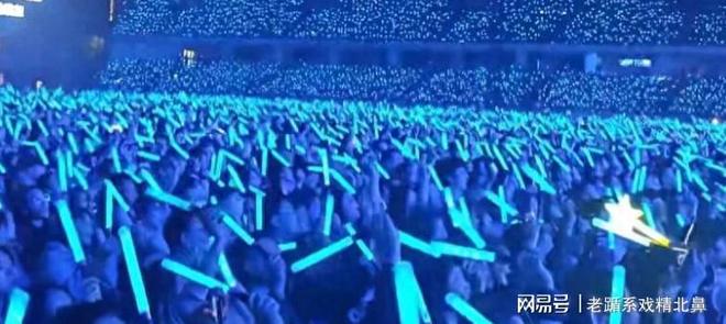 C罗2万人前亲吻沙特国徽！高举沙特围巾 名记：他愿意重返葡萄牙队