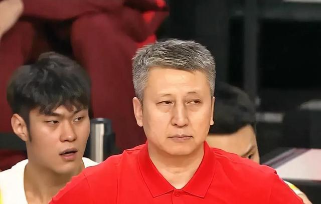 不去了！中国男篮官宣人员变动，3人无缘出征，世预赛14人名单藏着郭士强的小算盘