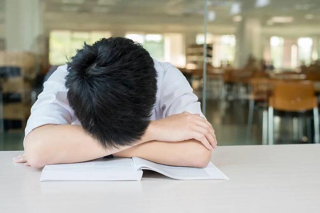 体能崩塌!德约坦言双腿难立,详解法网爆冷出局全过程