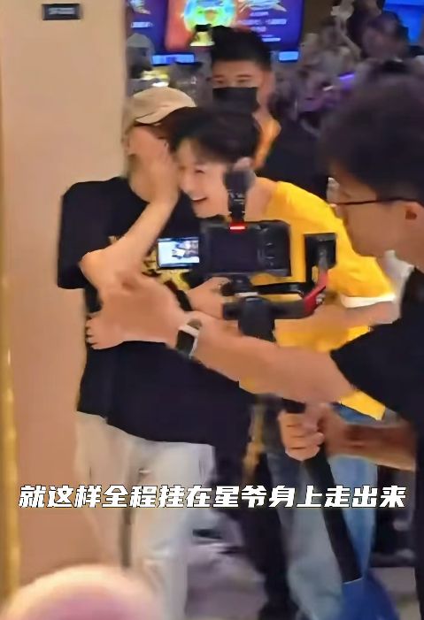捧起“小世界杯”的沧州“空翻小哥”