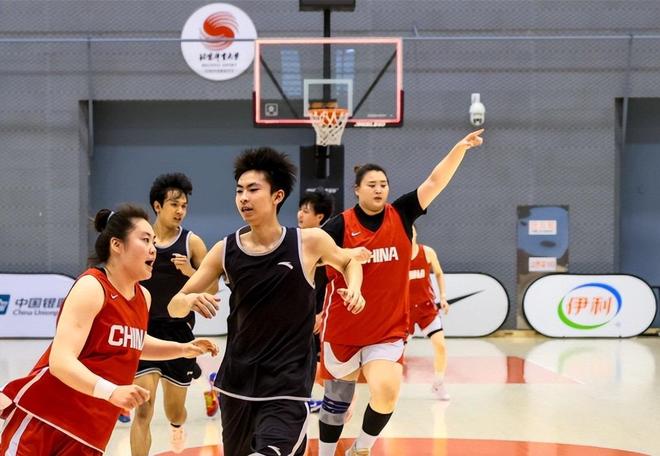 41岁港星受访哽咽曝出:6岁仍不会吃饭如厕,忧心儿子难生存
