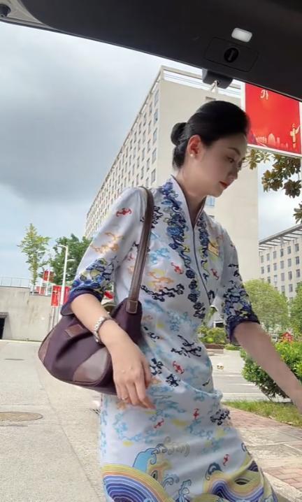 离婚20多年后，李敖给昔日恋人胡因梦送玫瑰并直言：再美丽，你也50岁了
