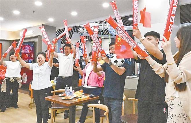 王宝强带女友参加婚礼,冯清苹果肌肿胀明显,被吐槽医美过度!